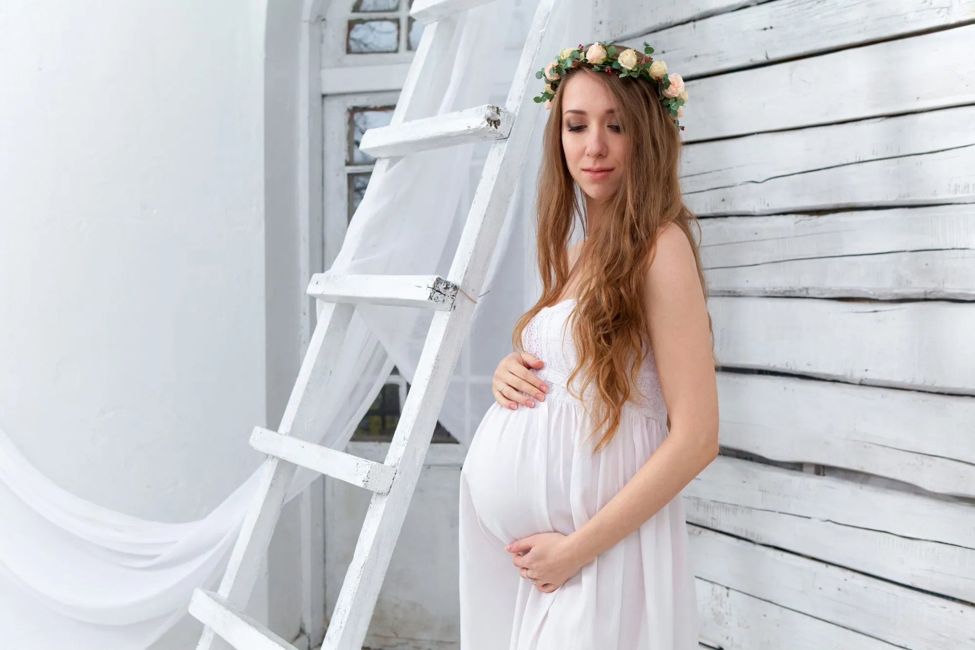Couronne de fleurs comme accessoire shooting grossesse